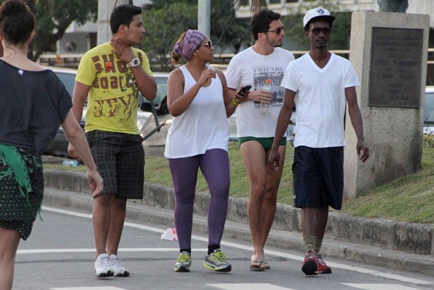 Gaby Amarantos em Ipanema, na Zona Sul do Rio (Foto:  Rodrigo dos Anjos/AgNews)
