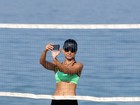 Letícia Wiermann joga beach tennis em praia do Rio