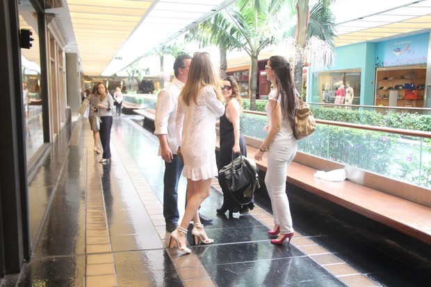 Boninho e Ana Furtado encontram Fernanda Vasconcellos em shopping (Foto: Daniel Delmiro/AgNews)