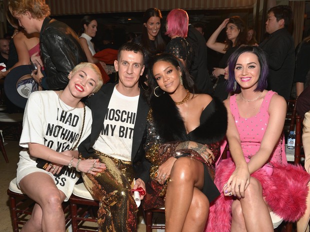 Miley Cyrus, Jeremy Scott, Rihanna e Katy Perry em evento em Los Angeles, nos Estados Unidos (Foto: Charley Gallay/ Getty Images)