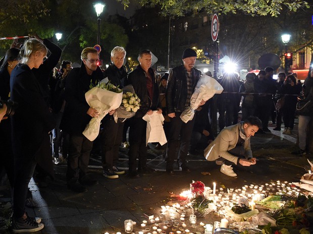 Bono homenageia vítimas dos atentados em Paris (Foto: FRANCK FIFE / AFP)