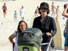 Guilhermina Guinle leva a filha, Minna, para passear na orla do Rio
