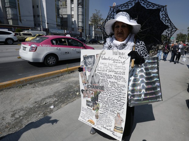 Fãs de Roberto Bolaños no dia de seu enterro (Foto: STR / AFP)