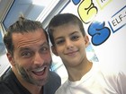 Henri Castelli posta foto com o filho em evento de fim de ano da escola 