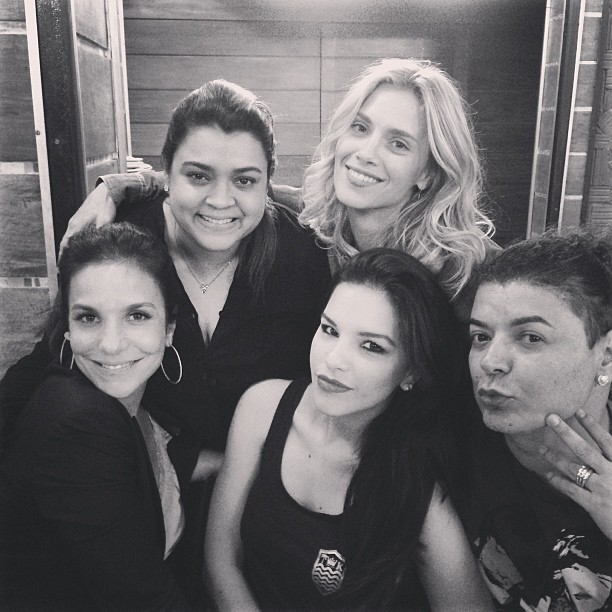 Ivete Sangalo, Preta Gil, Mariana Rios, Carolina Dieckmann, David Brazil em restaurante no Rio (Foto: Instagram/ Reprodução)