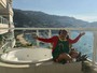Chiquinha veste figurino e visita praia de Acapulco 40 anos depois
