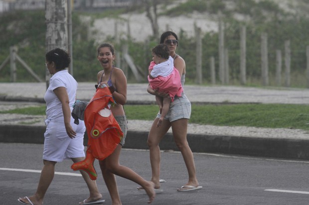 Marcello Anton deixa a praia da Barra da Tijuca com família  (Foto: Dilson Silva / Agnews)