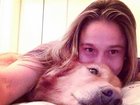 Fernanda Gentil posa com sua cadela na cama: 'Daqui ninguém me tira!'