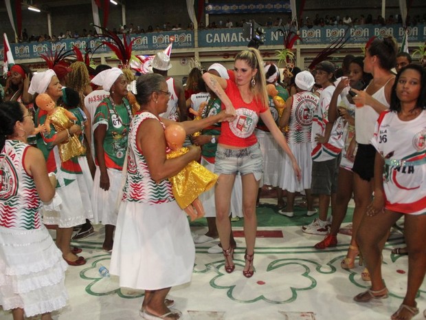 Bárbara Evans dança com baiana em ensaio da Grande Rio em Duque de Caxias, no Rio (Foto: Rodrigo dos Anjos/ Ag. News)