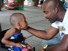 Rafael Zulu vai a festa de instituição para crianças com deficiência no Rio