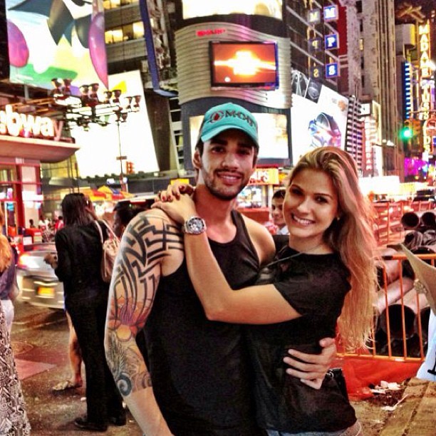 Gusttavo Lima com a noiva, Andressa Suita, em Nova York, nos Estados Unidos (Foto: Instagram/ Reprodução)