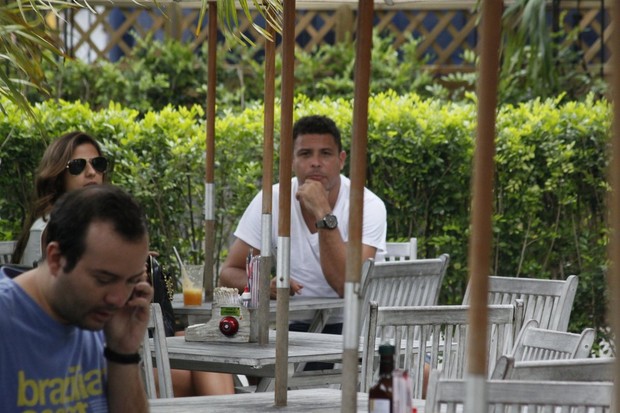 Ronaldo almoça com a namorada em restaurante da Barra (Foto: Delson Silva / AgNews)