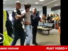 Vídeo mostra ator de 'Crepúsculo' sendo preso após urinar em aeroporto