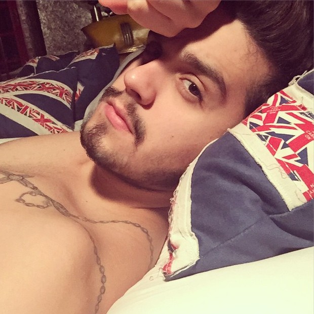 Luan Santana posa sem camica para selfie (Foto: Instagram/ Reprodução)