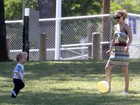 Natalie Portman joga futebol com o filho em parquinho