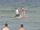 Isis Valverde faz stand up paddle em praia do Rio