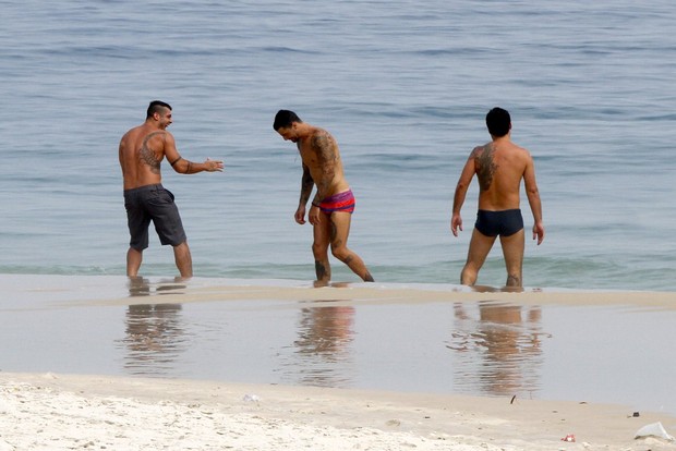 Yuri Fernandes e Felipe Titto na praia (Foto: Marcos Ferreira e Johnson Parraguez / Foto Rio News)