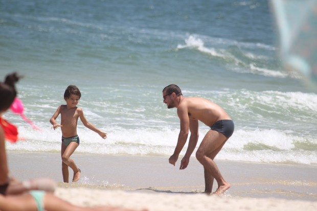 Daniel Oliveira com seu filho na praia  (Foto: Dilson Silva/Agnews)