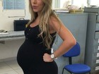 Adriana Sant'anna faz 'cara feia' e mostra o barrigão em dia de vacina