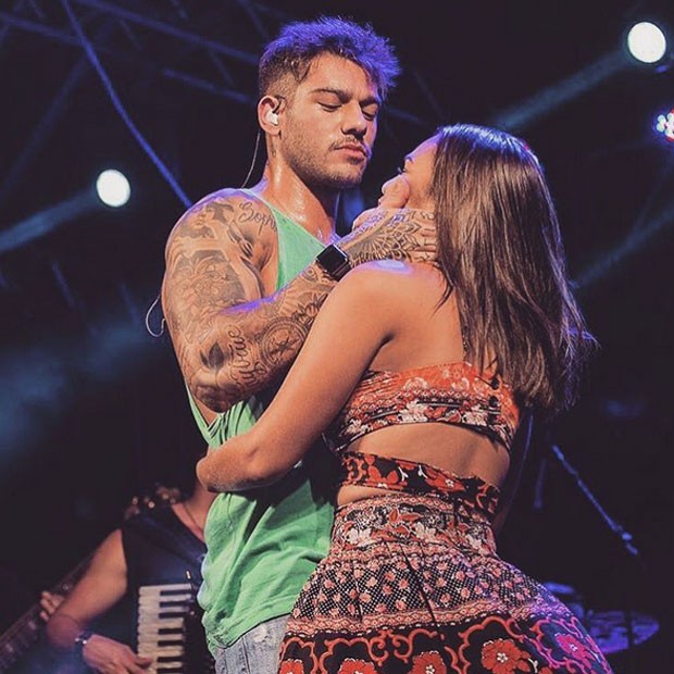 Lucas Lucco com fã em show em Salinópolis, no Pará (Foto: Instagram/ Reprodução)