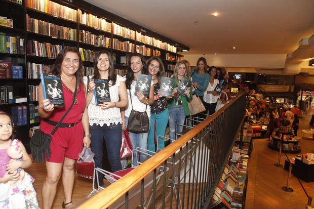 Admiradores fazem fila na livraria no lançamento da biogarafia do padre Fábio de Melo  (Foto: Anderson Barros / EGO)