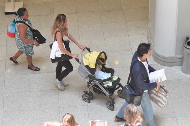 Luciano Szafir, esposa e filho no aeroporto (Foto: William Oda / Agnews)