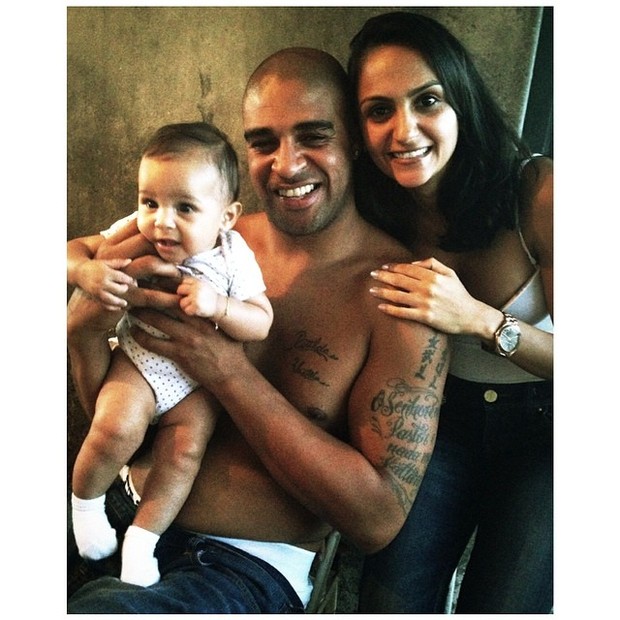 Adriano posa com a ex-namorada, Renata Fontes, e a filha (Foto: Instagram / Reprodução)