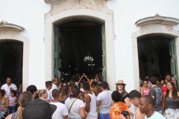 Ivete Sangalo reza na Igreja Nosso Senhor do Bonfim em Salvador - BA (Foto: Daniel Delmiro / AgNews)
