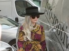 Lady Gaga aparece com look 'vovó' ao deixar hotel em Londres