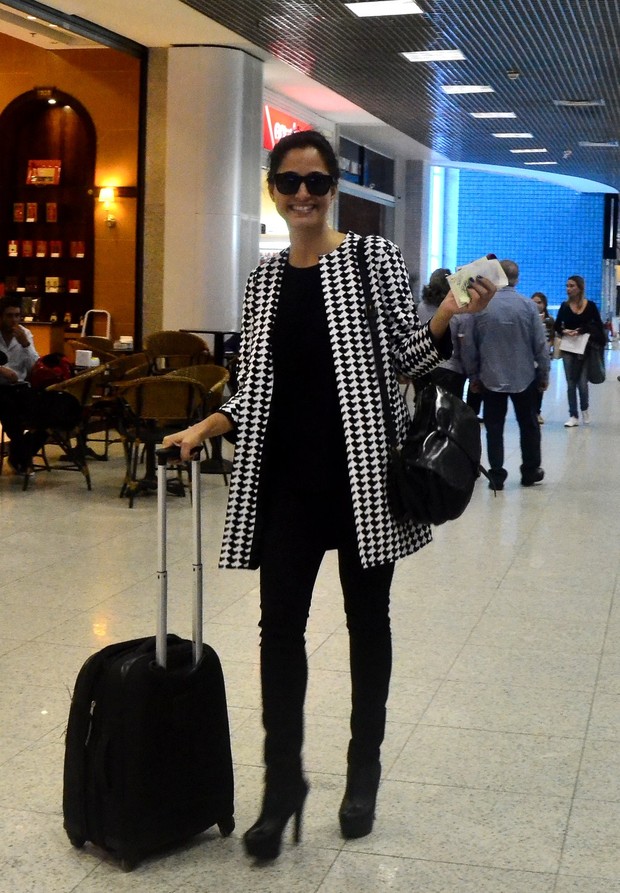 Camila Pitanga no aeroporto (Foto: William Oda/Agnews)