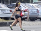 De shortinho e top, Anitta faz treino funcional em praia carioca