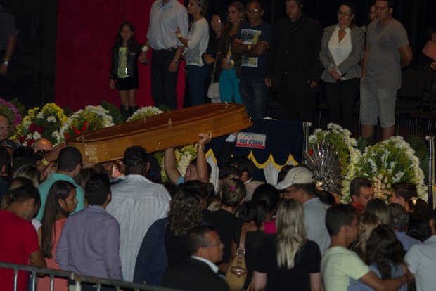 Foto: Bruno, da dupla com Marrone, comparece ao velório de Cristiano Araújo  e da namorada do cantor, Allana Moraes, no Centro Cultural Oscar Niemeyer,  em Goiânia, nesta quinta-feira, 25 de junho de