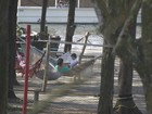 De shortinho, Grazi Massafera brinca com a filha em rede de parque, no Rio