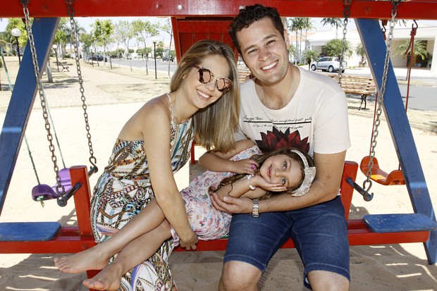 Pedro Leonardo e Thais Gebelein se divertem com a filha no parquinho do condomínio fechado (Foto: Celso Tavares/EGO)