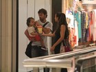 Marcelo Faria curte passeio com a filha e a mulher em shopping do Rio