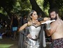 Mulher Melão vai a Feira Medieval no Rio e elogia luta de espadas