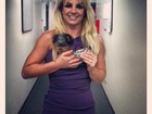 Britney Spears e sua cadelinha de estimação usam vestidos parecidos