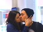 Isabelli Fontana e Di Ferrero trocam beijos em aeroporto do Rio