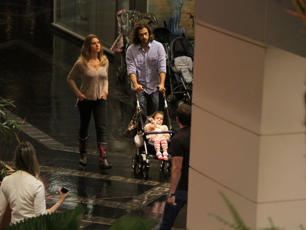 Letícia Spiller com o marido, o diretor de fotografia Lucas Loureiro, e a filha Stella em shopping no Rio (Foto: Daniel Delmiro/ Ag. News)