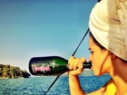 Nanda Costa bebe champanhe no gargalo em cenário paradisíaco