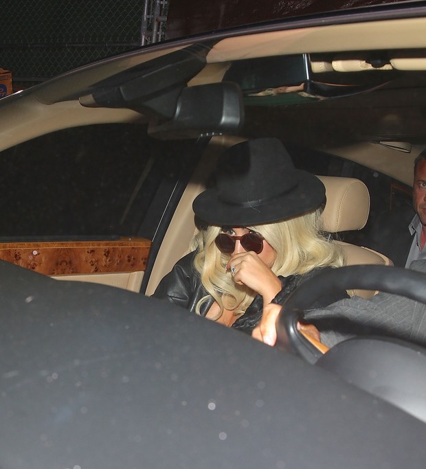X17 - Lady Gaga deixa restaurante em Los Angeles, nos Estados Unidos (Foto: X17online/ Agência)