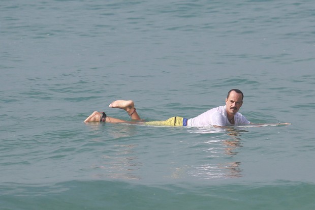 Paulinho Vilhena surfa em praia no Rio de Janeiro (Foto: Dilson Silva / Agnews)