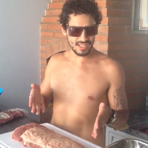 Amigo de Caio Castro faz churrasco (Foto: Instagram / Reprodução)