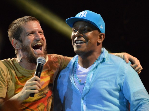 Saulo Fernandes e Márcio Victor em show em Salvador, na Bahia (Foto: Felipe Souto Maior/ Ag. News)