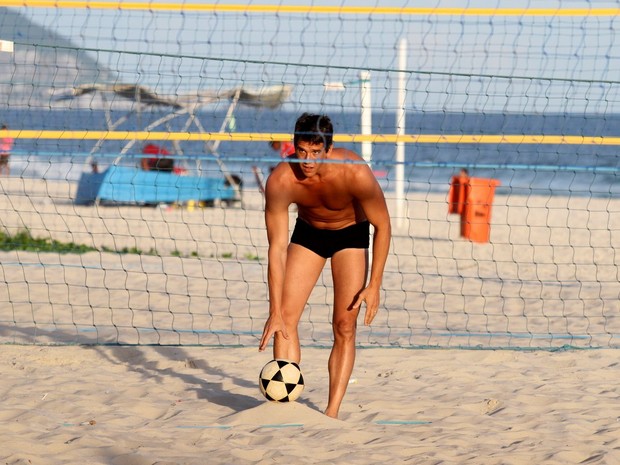 Marcio Garcia jogando futevôlei na praia da Barra da Tijuca, RJ (Foto: Henrique Oliveira / FotoRioNews)