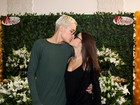 MC Gui beija a namorada em festa de aniversário do pai dele