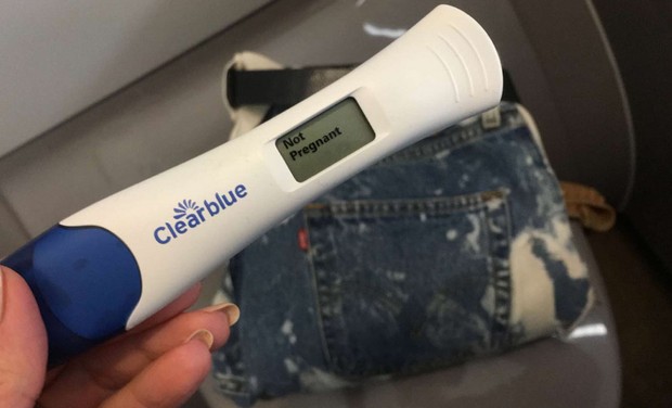 Kim Kardashian mostra resultado de teste de gravidez caseiro (Foto: Reprodução/Snapchat)
