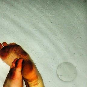 Miley Cyrus exibe os pés sujos em rede social (Foto: Instagram/ Reprodução)