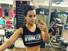 Viviane Araújo exibe a barriga sarada após treino na academia