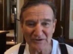 Robin Williams em vídeo gravado para fã (Foto: Youtube/ Reprodução)